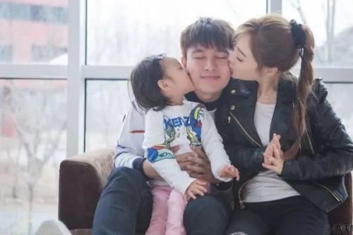 贾乃亮现身李小璐住所，两个人纠缠不清究竟为哪般？