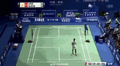 输球后摔球拍的林丹和向对手坚大姆指的谌龙，你认为谁有风度？为什么？