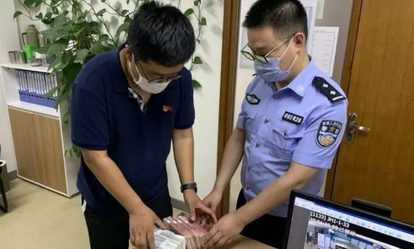 装有10万现金的包在机场被拎走，此事具体是何情况？