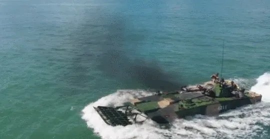 05式两栖步兵战车本身可以海上浮渡，为何还要用726气垫登陆艇运输？