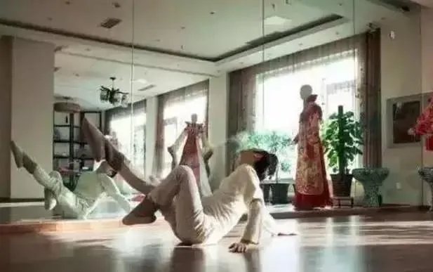 李玉刚中国风豪宅曝光，奇珍异宝多如博物馆，如此奢华却不显土豪