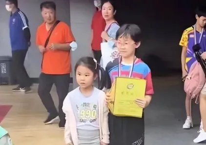 冠军王楠女儿上央视新闻联播，打球好帅，她未来有可能进入国家队吗？