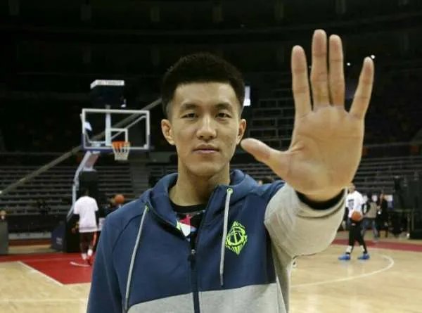 郭艾伦被罚115万这件事，是因为不遵守职业情操吗？