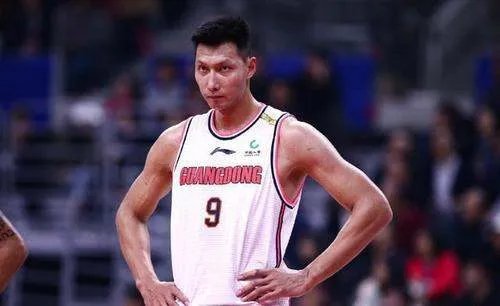 易建联主动降薪百分之50，他不在乎钱吗？