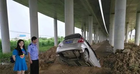 女司机跟着导航开车把自己开进水沟里是怎么回事？