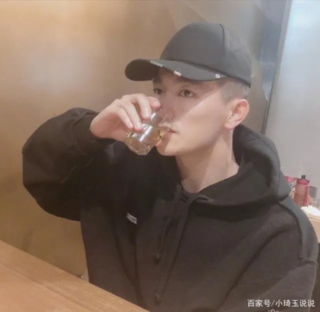 张馨予晒素颜自拍，发现素颜照特别好看，你们看看好看在哪呢？