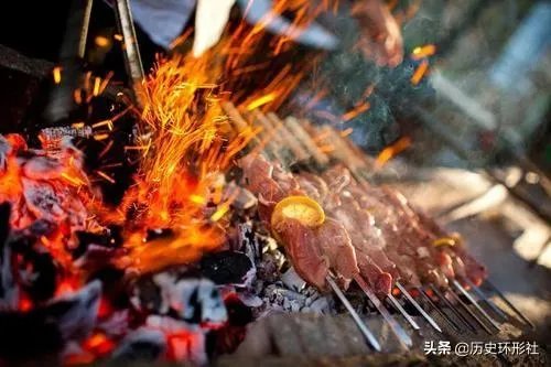 幼儿园开不出工资,老师转行卖烧烤火了,家长很捧场,你怎么看?