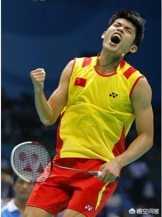 输球后摔球拍的林丹和向对手坚大姆指的谌龙，你认为谁有风度？为什么？