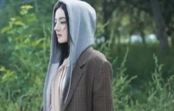 迪丽热巴秋冬男友感十足，她这次的造型帅气吗？