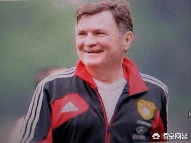 前国足主帅卡马乔在加蓬又下课了，据说是奥巴梅扬的意思，对此你怎么看？