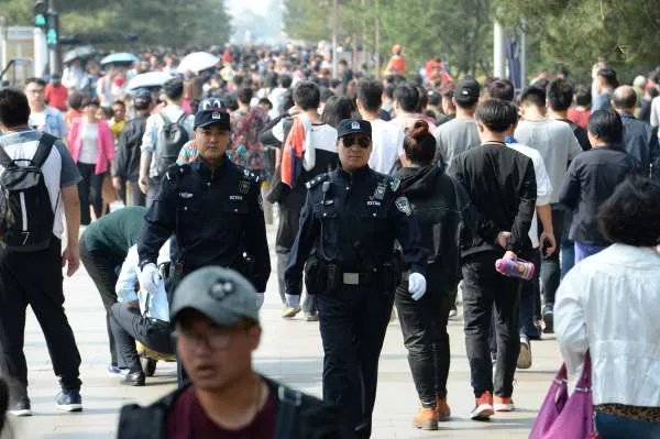 民警陪妻子逛街联手抓贼，现场情况如何？