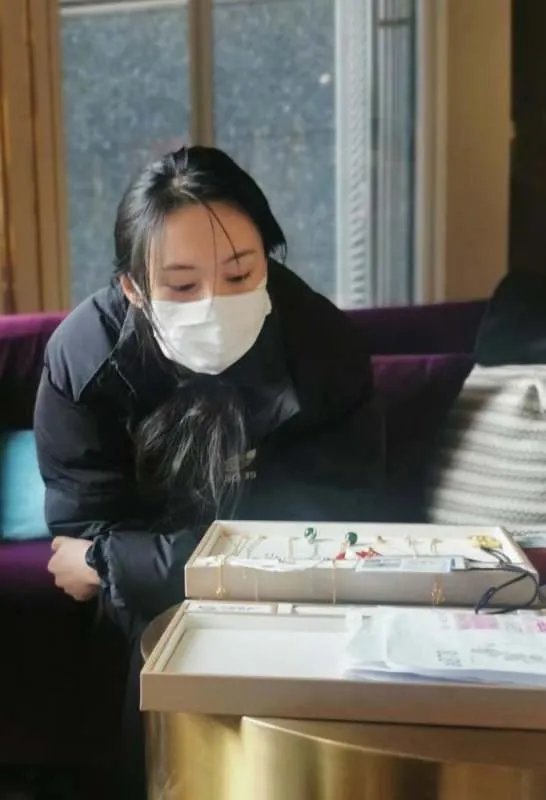 郑爽前男友张恒再收限制消费令，部分员工对他讨薪起诉， 你怎么看？