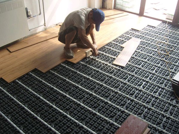 地暖铺瓷砖好还是木地板好