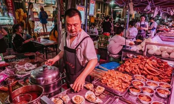 国内最好逛的地摊夜市，兰州正宁路可以上榜吗？