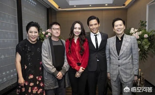 向佐郭碧婷默认恋情后亲密同框,你看好两人吗?有何祝福?