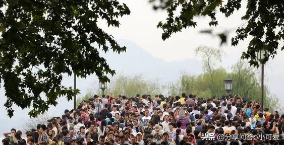 黄山后杭州西湖游客又人满为患，你有什么观点，你怎么看？
