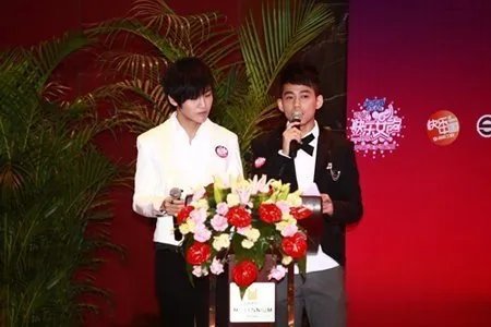 李炜和苏醒前女友夏航燕是真的吗 托奶李天王托谁的奶