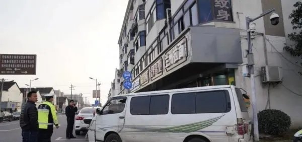 一辆面包车上装60个液化气钢化瓶，上路后被查，有哪些安全隐患？