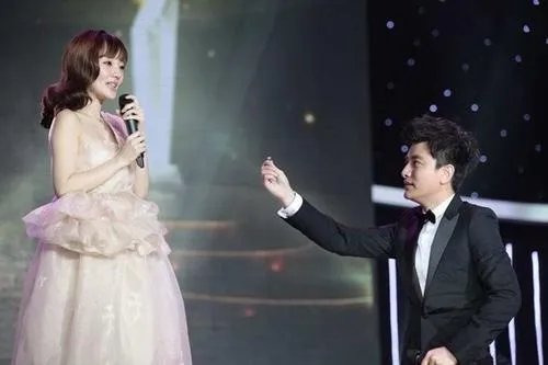 贾乃亮现身李小璐住所，两个人纠缠不清究竟为哪般？