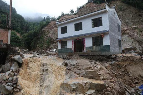 四川雅安一地坍塌有人员失联，遇到类似情况时应该如何自救？