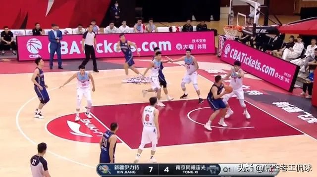 周琦单打万圣伟被吹走步，后者回头就是一次脚步教学，你怎么看？