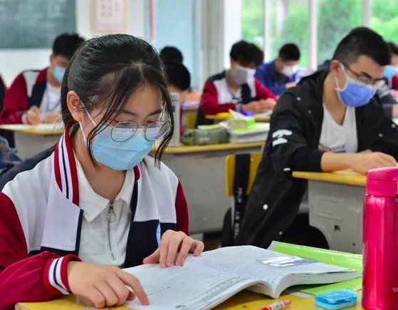 今年高考报名人数比去年增加40万是真的吗？