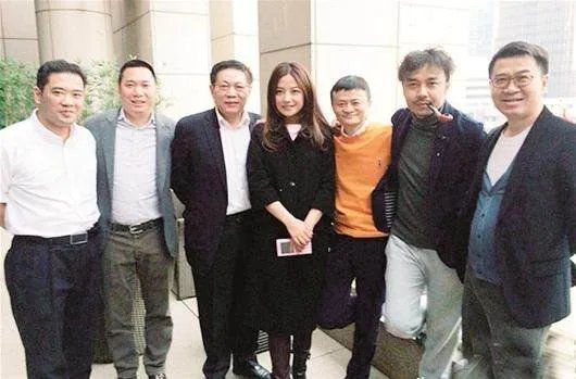 赵薇不好好当演员,偏要跑去做商人，被罚款之后，名气下降复出难？