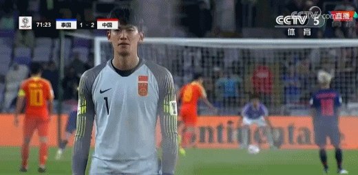 “中泰大战”郜林罚点前亲吻手腕上妻女名字,王晨甜蜜回应:“看到啦!”你怎么看?