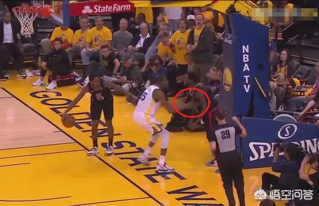 火爆！杜兰特怒推贝弗利，双双被驱逐，当时发生了什么？