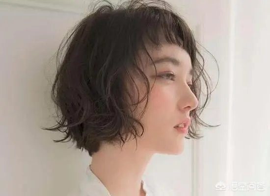 女生波波头烫发发型？