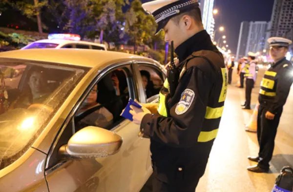 警方通报玛莎拉蒂女子叫余伟过来