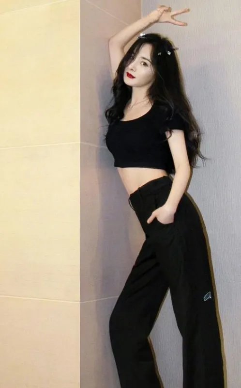杨幂的“渣女”站姿，腰和臀凸成90度，真的学不来吗？