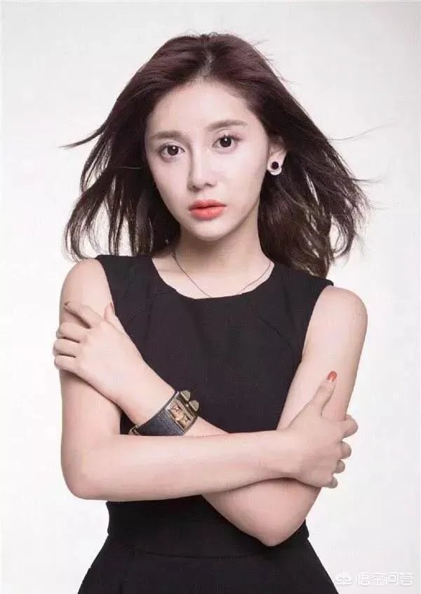 美娜参加艺术体操比赛，为什么场边的观众高喊“湖人总冠军”？