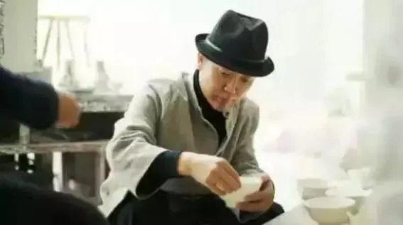 李玉刚中国风豪宅曝光，奇珍异宝多如博物馆，如此奢华却不显土豪