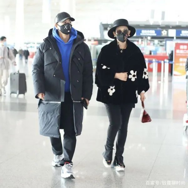 赵文卓夫妇走机场，厚重的羽绒服造型像路人，妻子打扮贵气，你怎么看？