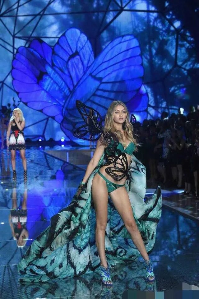 超模吉吉哈迪德的T台风到底是怎样的呢？