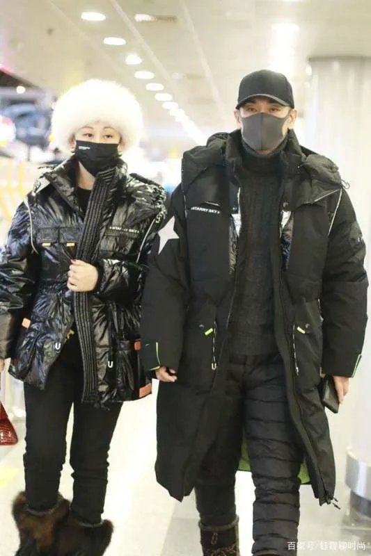 赵文卓夫妇走机场，厚重的羽绒服造型像路人，妻子打扮贵气，你怎么看？
