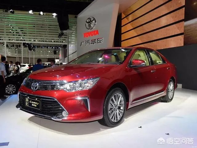 7代凯美瑞2.0豪华版的车型落地多少钱？