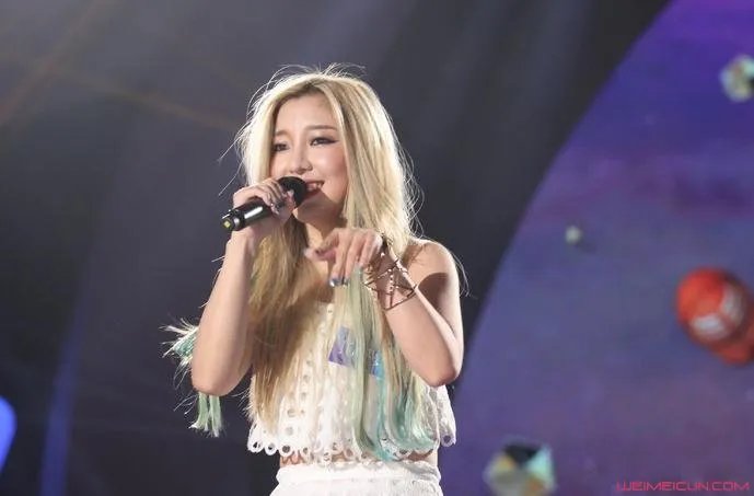 莫安琪和gai什么关系 抓胸怎么回事