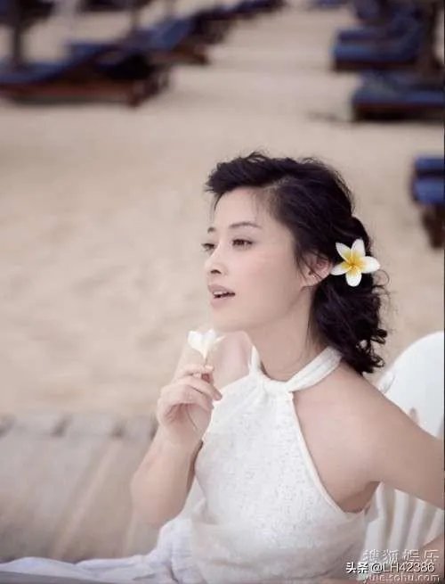 梅婷坐飞机脚踩显示屏，你认为这是什么行为？