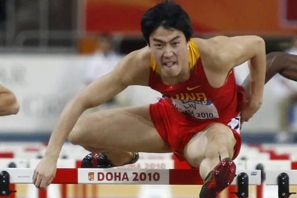 作为创造中国田径历史第一人的刘翔，为何和吴莎结婚后就低调了很多？