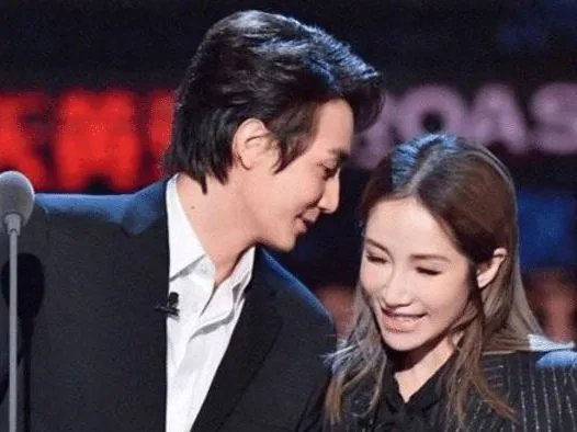 萧亚轩和她小男友黄皓之间存在哪些差距？