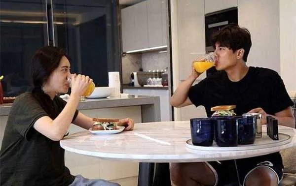 于晓光和秋瓷炫怎么认识的？