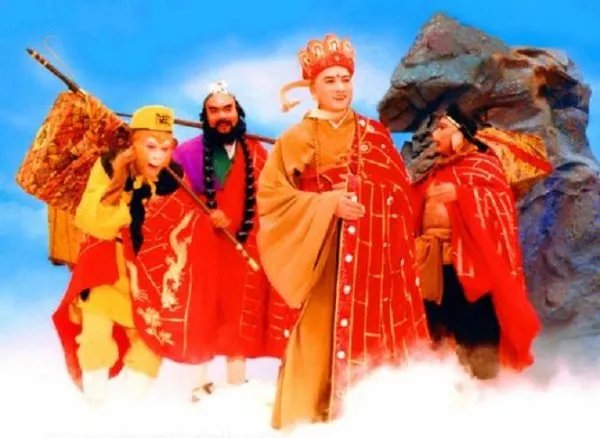 奎木狼下凡，唐僧慌忙跪拜，为何八戒不但不跪，还让唐僧别拜了呢？