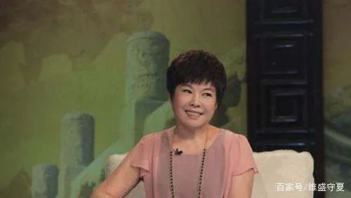 当年被北大学生轰下台的于丹：在跌落神坛的日子里，丈夫怎样做了？