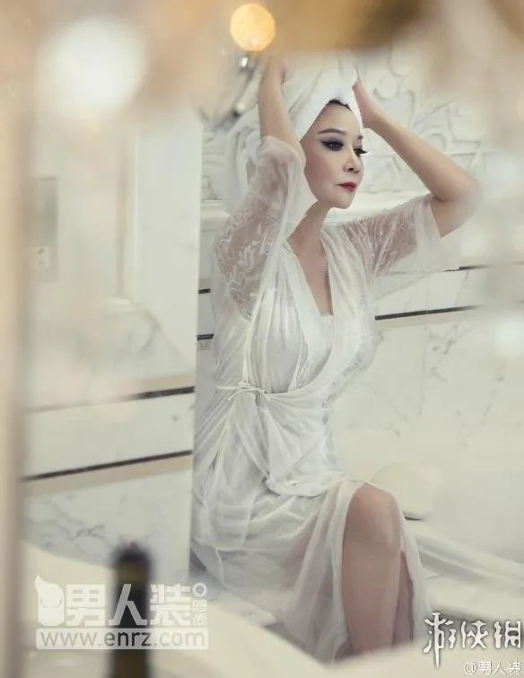 活久见！55岁蔡明《男人装》大秀美背 马大姐如此有料