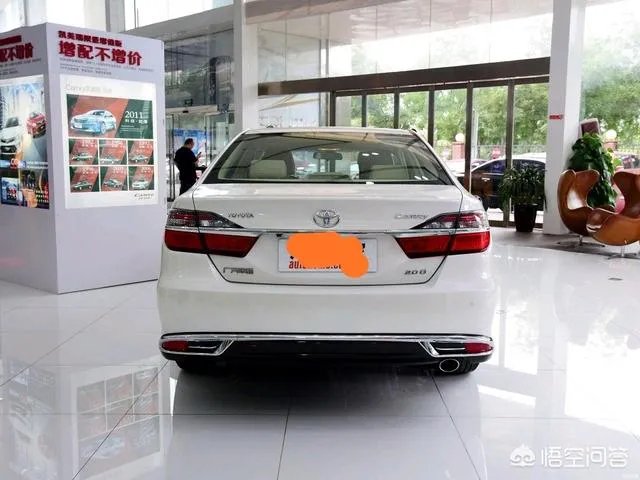 7代凯美瑞2.0豪华版的车型落地多少钱？