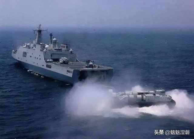 05式两栖步兵战车本身可以海上浮渡，为何还要用726气垫登陆艇运输？