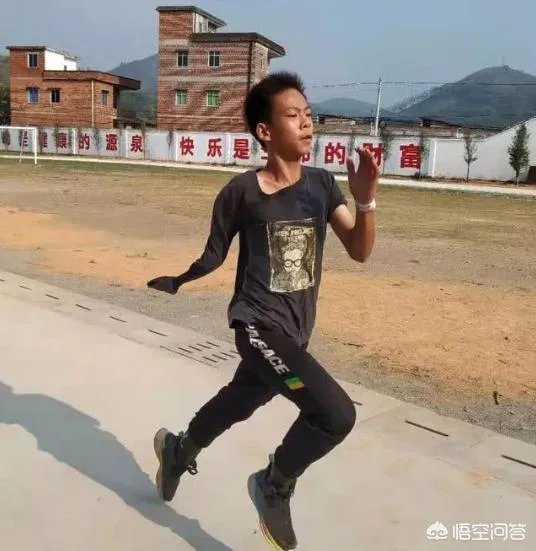 在受到库里的夸赞后,独臂励志篮球少年张家诚录制视频表示感谢,你怎么评价?