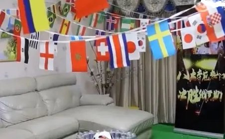 女子为谁打造看球的客厅？